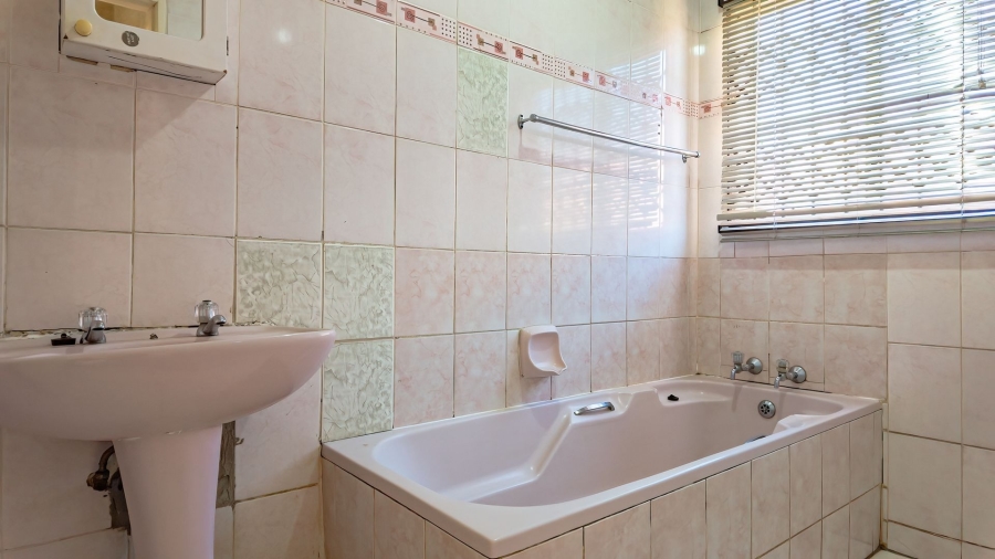 To Let 5 Bedroom Property for Rent in Tlhabane North West